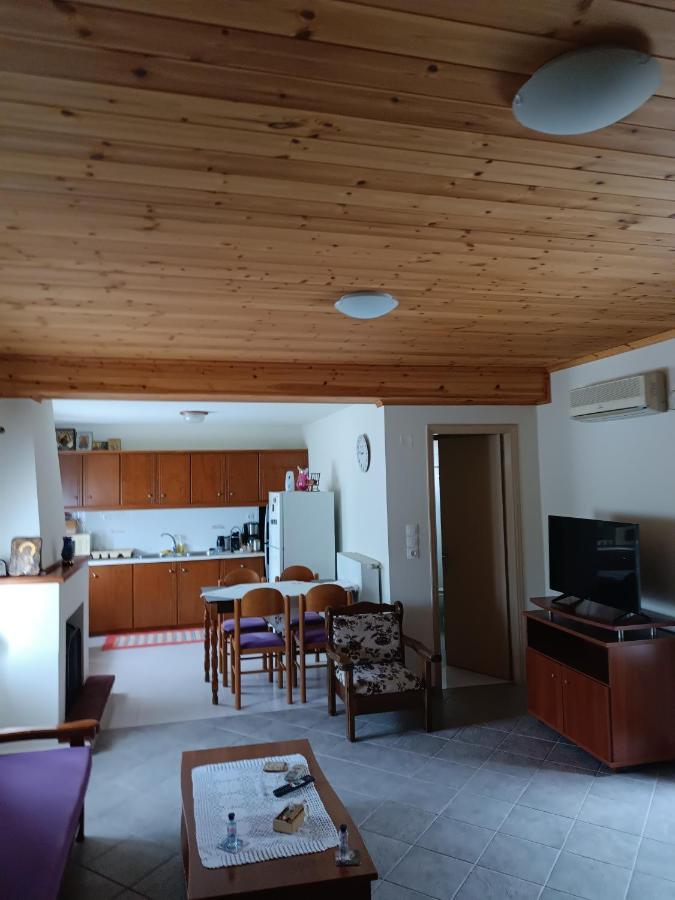 Chrysa'S House Apartment Aigio Eksteriør billede